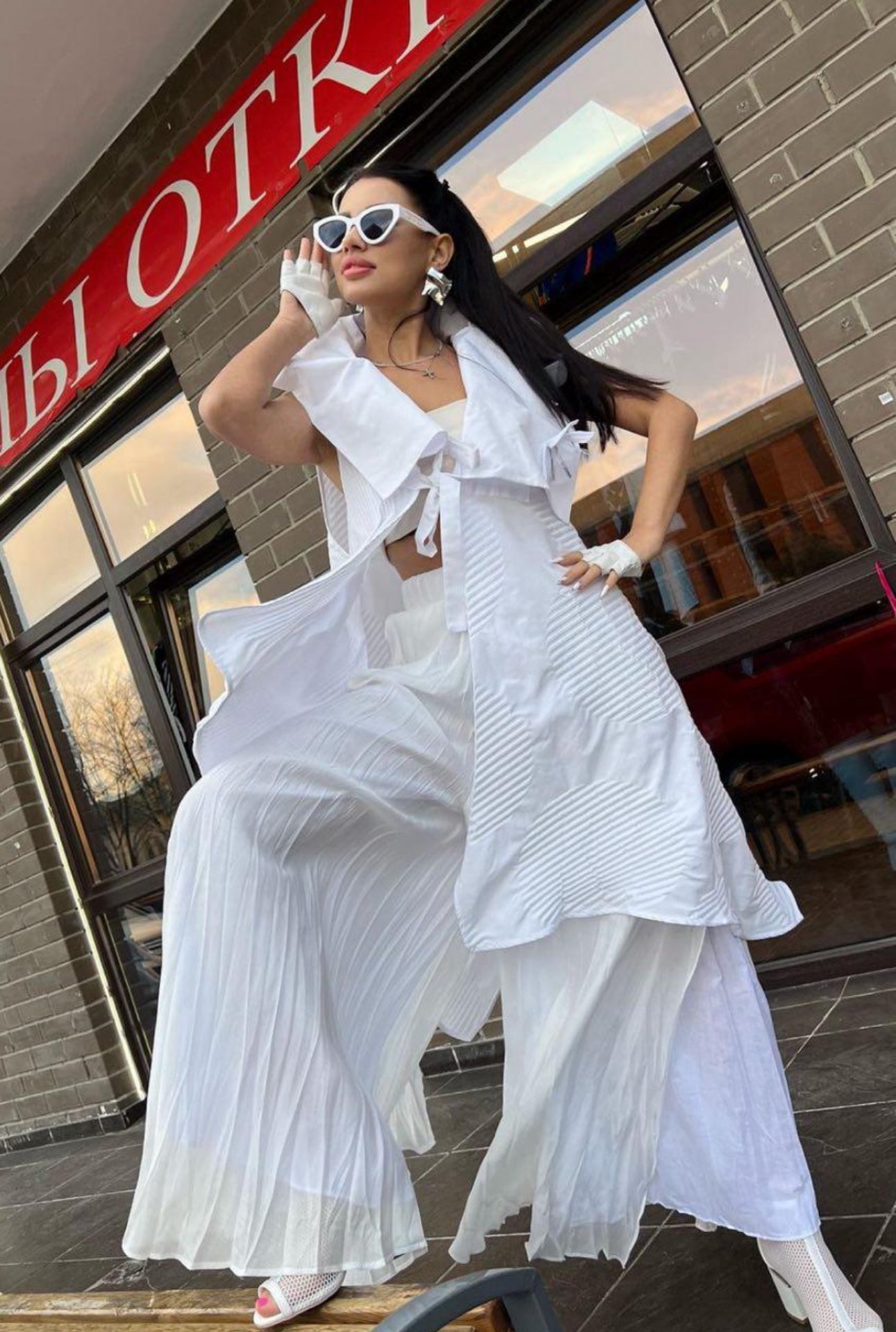 BZE1193 White Asymmetric Sleeveless Tunic with Sculptural Collar
